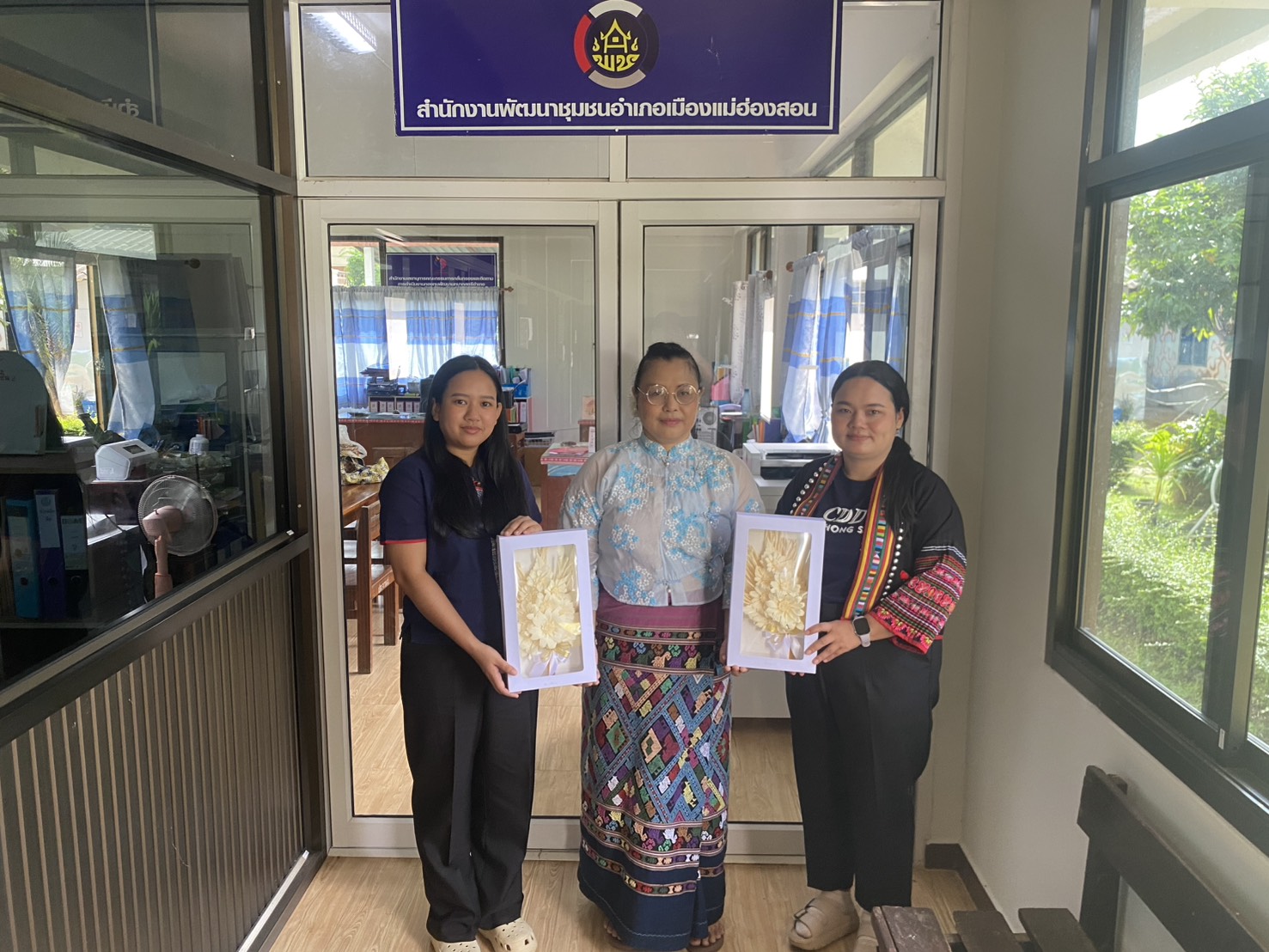 🤍 พช.เมืองแม่ฮ่องสอน รับมอบดอกไม้จันทน์ช่อประธาน เพื่อใช้ในพระราชพิธีถวายพระเพลิงพระบรมศพ 🤍